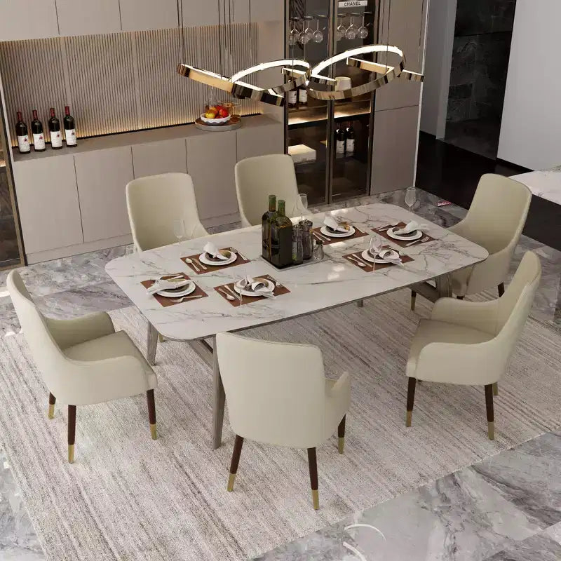 Sedia da pranzo in pelle con braccioli e gambe in legno con dettagli dorati