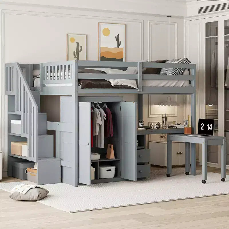 Struttura letto a soppalco a grandezza naturale con scale, libreria, cassetti, scrivania e armadio