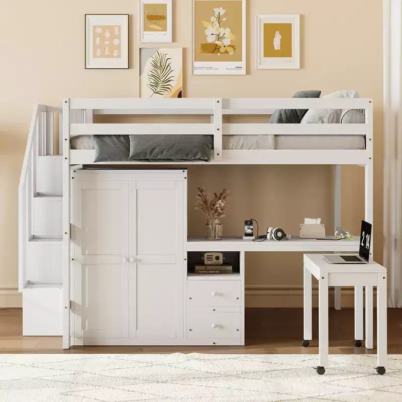 Struttura letto a soppalco a grandezza naturale con scale, libreria, cassetti, scrivania e armadio