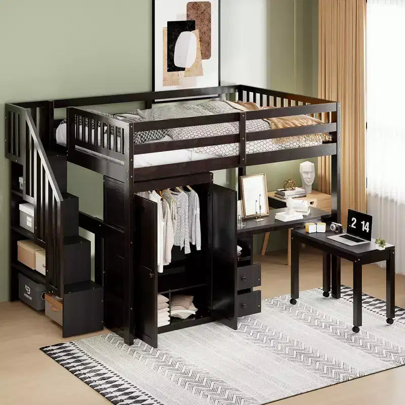 Struttura letto a soppalco a grandezza naturale con scale, libreria, cassetti, scrivania e armadio
