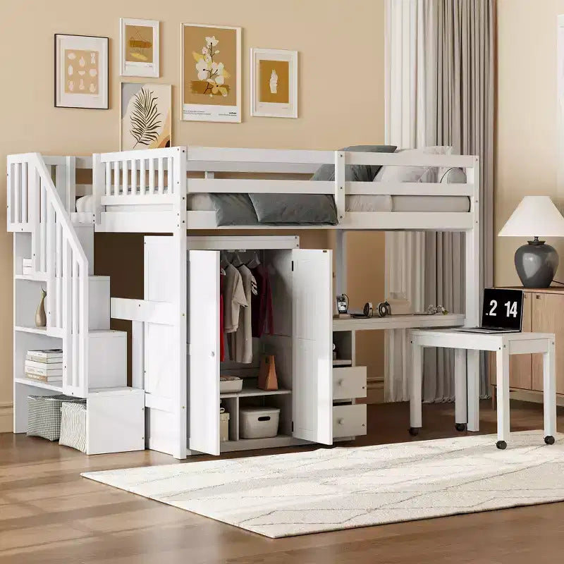 Struttura letto a soppalco a grandezza naturale con scale, libreria, cassetti, scrivania e armadio