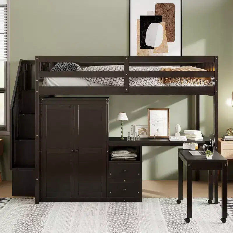 Struttura letto a soppalco a grandezza naturale con scale, libreria, cassetti, scrivania e armadio