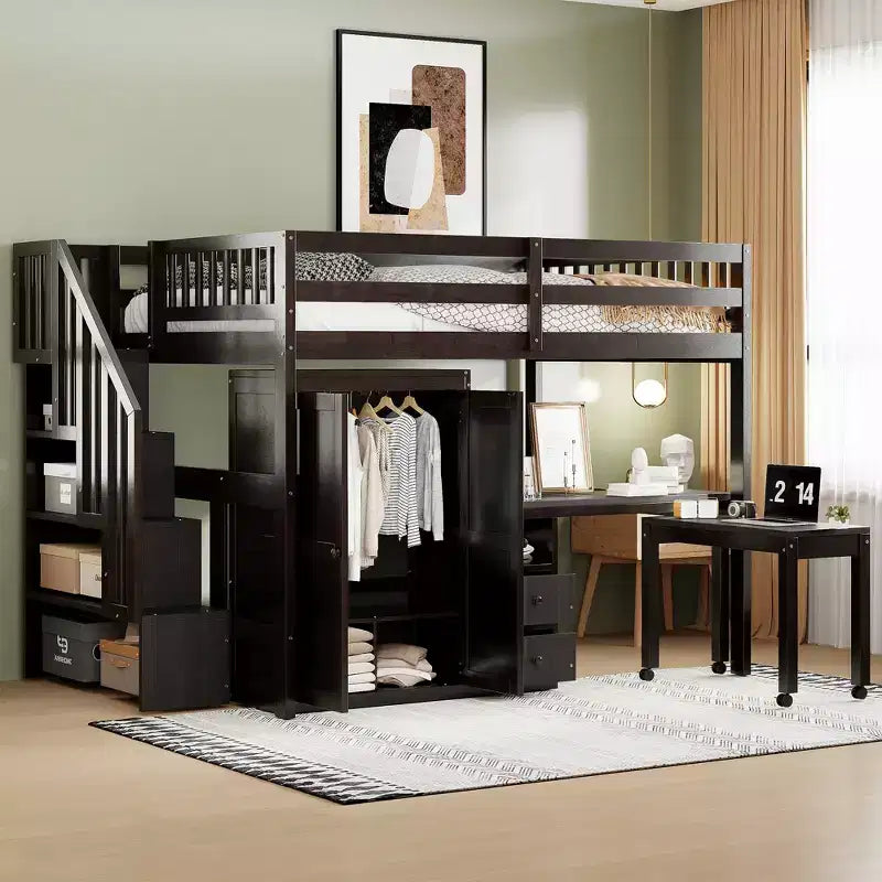 Struttura letto a soppalco a grandezza naturale con scale, libreria, cassetti, scrivania e armadio