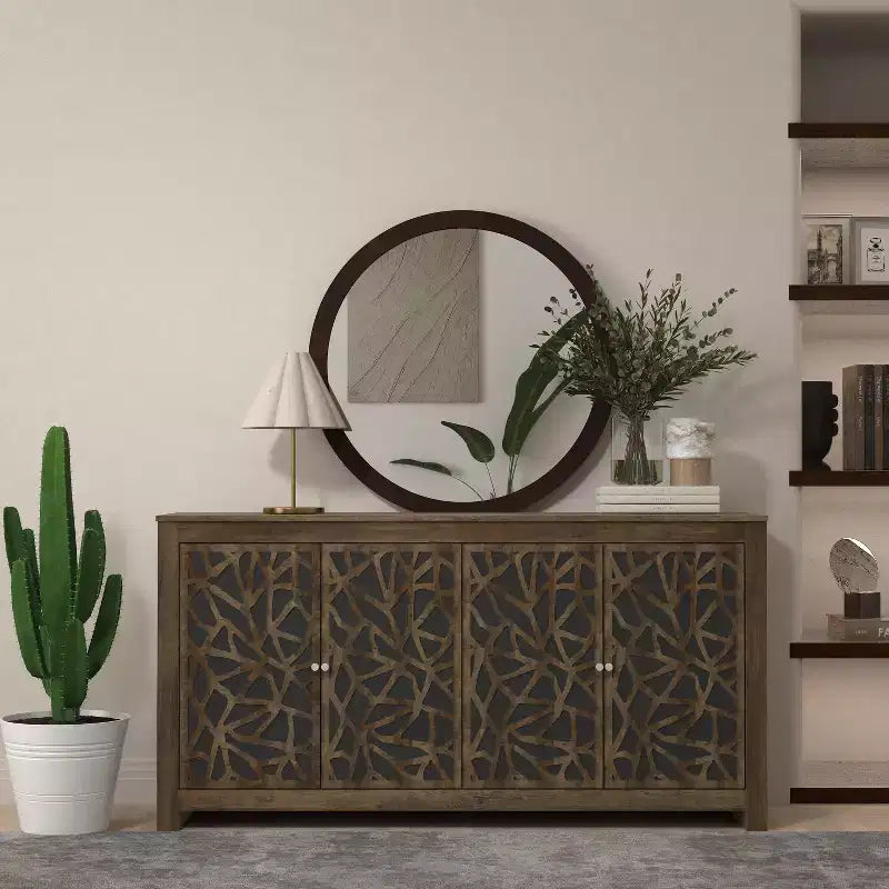 Credenza a 4 ante con pannelli tagliati al laser e ripiani regolabili